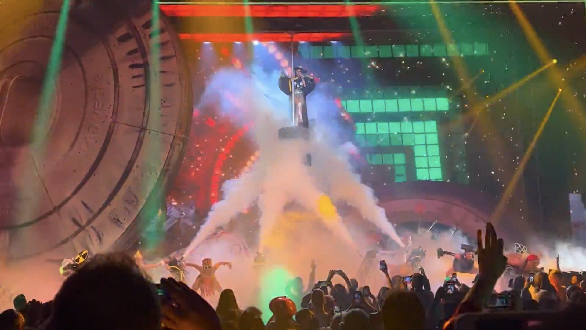 Finale with smoke cannons, lasers and a green pixel grid on the screens